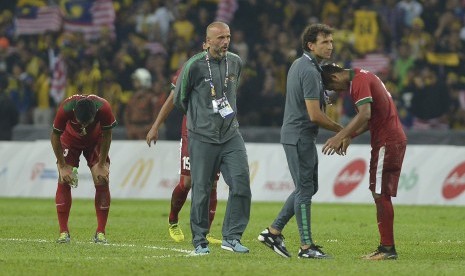 Pelatih timnas Indonesia U-22 Luis Milla (kedua kanan) menenangkan pemain seusai bertanding melawan Timnas Malaysia U-22 dalam babak semi final SEA Games XXIX Kuala Lumpur di Stadion Majlis Perbandaran Selayang, Malaysia, Sabtu (26/8). Indonesia gagal ke final setelah kalah 0-1 dari Malaysia.