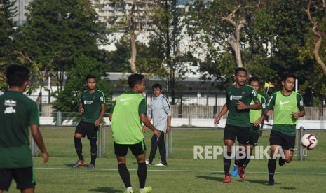 Pelatih timnas Indonesia U-23 Indra Sjafri (tengah) mengamati pemain asuhannya yang melakukan sesi latihan di Lapangan G, Komplek Gelora Bung Karno, Jakarta, Senin (21/10/2019). 