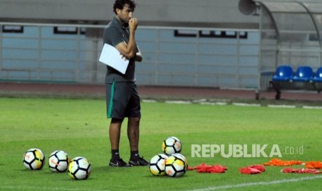 Pelatih timnas Indonesia U-23 Luis Milla mengawasi para pemain saat mengikuti latihan di Stadion Pakansari, Cibinong, Kabupaten Bogor, Jawa Barat, Kamis (26/4). 