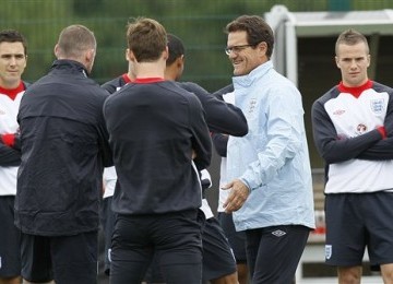 Pelatih timnas Inggris, Fabio Capello, ketika memimpin skuatnya latihan di London Colney, Inggris.