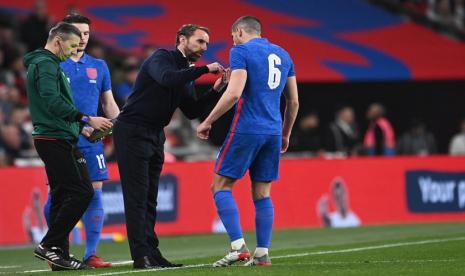 Pelatih timnas Inggris Gareth Southgate menginstruksikan pemainnya C Coady saat pertandingan persahabatan Inggris vs Swiss. timnas Inggris tidak mencantumkan nama pemain di jersey mereka di paruh kedua Pertandingan Persahabatan Inggris vs Swiss di Stadion Wembley, Inggris.