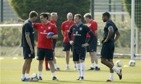 Pelatih timnas Inggris, Gary Neville (dua kiri), memberikan arahan kepada pemain saat sesi latihan di fasilitas pelatihan Arsenal di London Colney, Inggris, Selasa (29/5). 