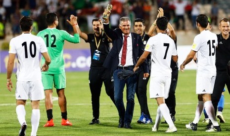 Pelatih timnas Iran, Carlos Queiroz (tengah) merayakan kemenangan 2-0 timnya atas Uzbekistan pada babak kualifikasi Piala Dunia 2018 di Teheran, Senin (12/6). Iran lolos ke putaran final Piala Dunia 2018.