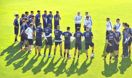 Pelatih Timnas Italia, Antonio Conte (tengah), memimpin sesi pemusatan latihan timnas di Sport Center Coverciano, Florentina, Italia, pada 27 Mei 2016. 