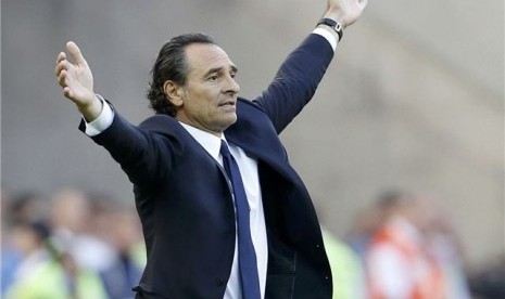 Pelatih timnas Italia, Cesare Prandelli, bereaksi saat menyaksikan timnya bertarung menghadapi Spanyol di laga Grup C di Gdansk, Polandia, Ahad (10/6). 