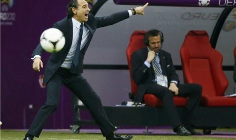 Pelatih timnas Italia, Cesare Prandelli, berteriak keras memberikan instruksi saat timnya menghadapi Jerman di semifinal Piala Eropa 2012. 