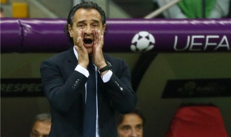 Pelatih timnas Italia, Cesare Prandelli, berteriak memberikan instruksi kepada pemainnya saat menghadapi Jerman di semifinal Piala Eropa 2012.