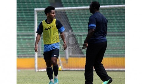 Pelatih Timnas Jacksen F. Tiago (kanan) saat melakukan sesi latihan bersama timnas di Stadion Gelora Bung Karno (GBK), Senayan, Jakarta, Rabu (20/3).  (Republika/Yasin Habibi)  