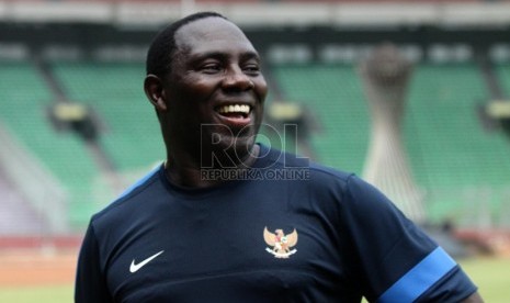 Pelatih Timnas Jacksen F. Tiago saat melakukan sesi latihan bersama timnas di Stadion Gelora Bung Karno (GBK), Senayan, Jakarta, Rabu (20/3).  (Republika/Yasin Habibi)