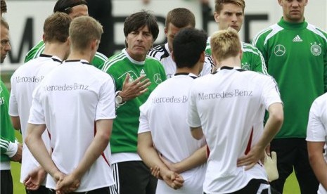 Pelatih timnas Jerman, Joachim Loew (tengah), memberikan pengarahan kepada pemainnya saat menjalani pemusatan pelatihan di Tourrettes, Prancis, Selasa (29/5). 