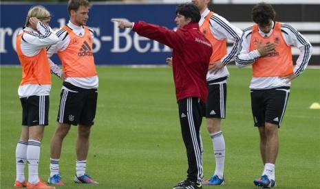 Pelatih timnas Jerman, Joachim Low (tengah), memberikan pengarahan kepada pemainnya di sela-sela sesi latihan di Tourrettes, Prancis, Selasa (22/5). 