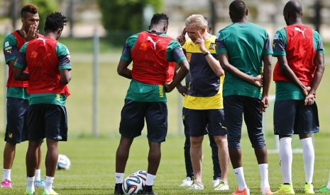 Pelatih Timnas Kamerun, Volker Finke (tiga kanan), memberikan pengarahan kepada pemainnya saat sesi latihan di Walchsee, Austria, pada 23 Mei. 