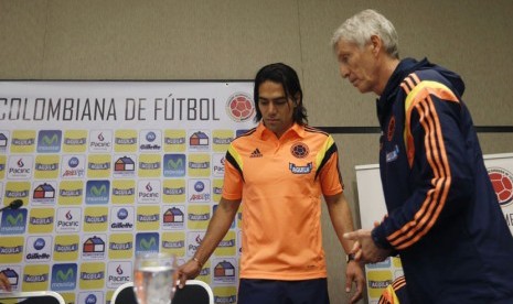  Pelatih Timnas Kolombia, Jose Pekerman, dan Radamel Falcao (kiri) menghadiri jumpa pers pengumuman 23 pemain skuat Piala Dunia 2014 di Buenos Aires, Argentina, Senin (2/6) 