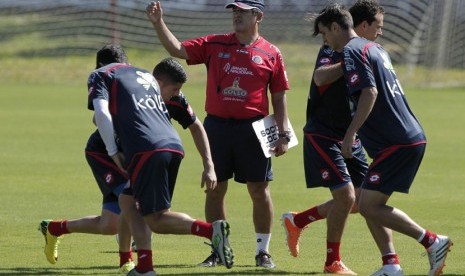 Pelatih Timnas Kosta Rika, Jorge Luis Pinto (tengah), memberikan instruksi kepada pemainnya dalam sesi latihan di San Antonio, San Jose, pada 19 Mei. 