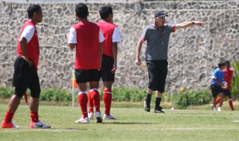 Pelatih Timnas KPSI Alfred Riedl saat berlatih di Malang