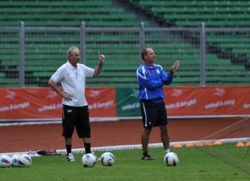 Pelatih timnas Laos Hanz Peter (kanan) dan Direktur Teknis timnas Laos Alfred Riedl (kiri) memberi arahan kepada pemain saat uji coba lapangan jelang laga melawan Myanmar pada babak penyisihan grup B SEA Games XXVI di Stadion Utama Gelora Bung Karno, Jakar