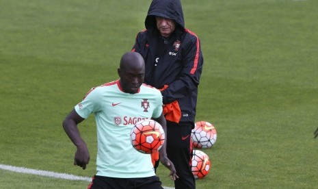 Pelatih Timnas Portugal, Fernando  Santos, dan pemain Danilo Pereira (depan) dalam sesi latihan di Oeiras, Lisabon, Portugal,  pada 28 Mei 2016. 