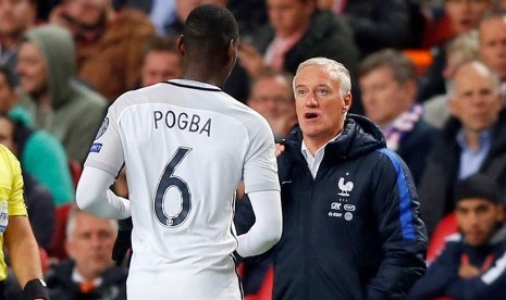 Pelatih timnas Prancis, Didier Deschamps (kanan) saat memberikan instruksi kepada Paul Pogba. 