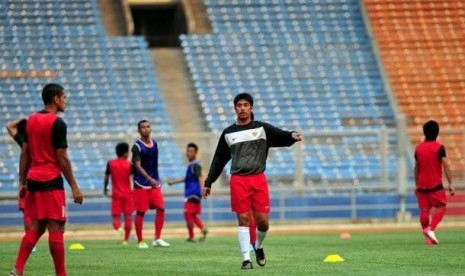 Pelatih Timnas PSSi Nil Maizar memberi instruksi dalam latihan jelang Piala AFF