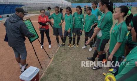 Pelatih Timnas Putri Indonesia U-16 Rully Nere (kiri), memberikan pengarahan kepada tim saat pemusatan latihan di Stadion Soemitro Kolopaking, Banjarnegara, Jawa Tengah, Kamis (9/8). 