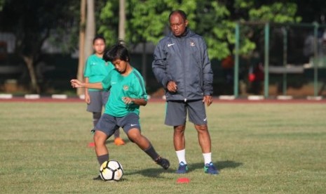 Pelatih timnas putri U-16 Rully Nere (kanan) saat memimpin latihan.