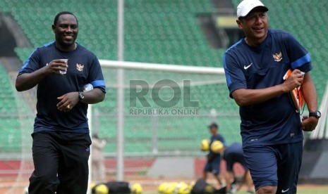   Pelatih Timnas Rahmad Darmawan (kanan) dan Jacksen F. Tiago saat melakukan sesi latihan bersama timnas di Stadion Gelora Bung Karno (GBK), Senayan, Jakarta, Rabu (20/3). (Republika/Yasin Habibi)