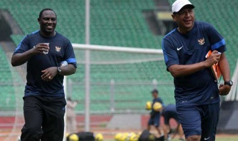 Pelatih Timnas Rahmad Darmawan (kanan) dan Jacksen F. Tiago saat melakukan sesi latihan bersama timnas di Stadion Gelora Bung Karno (GBK), Senayan, Jakarta, Rabu (20/3).