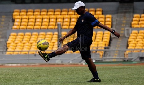  Pelatih Timnas Rahmad Darmawan saat melakukan sesi latihan bersama timnas di Stadion Gelora Bung Karno (GBK), Senayan, Jakarta, Rabu (20/3). (Republika/Yasin Habibi)