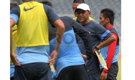  Pelatih Timnas Rahmad Darmawan saat melakukan sesi latihan bersama timnas di Stadion Gelora Bung Karno (GBK), Senayan, Jakarta, Rabu (20/3). (Republika/Yasin Habibi)