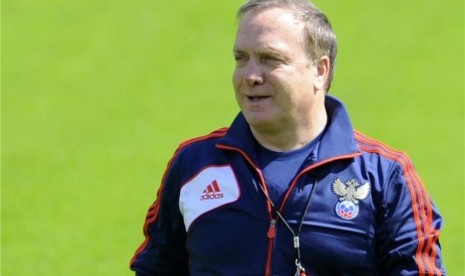 Pelatih timnas Rusia, Dick Advocaat, tersenyum saat memimpin skuatnya menjalani pemusatan pelatihan di Moskow, Rusia, Ahad (20/5) jelang perhelatan Piala Eropa 2012 Polandia-Ukraina.  