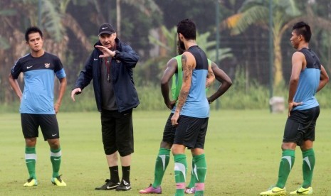 Pelatih Timnas Senior Alfred Riedl (dua kiri) memberikan instruksi kepada pemain pada latihan perdana di Lapangan UPH Karawaci, Tangerang, Banten, Rabu (26/2). Timnas Senior menjadikan Tangerang sebagai pusat latihannya sebelum laga away Pra Piala Asia 201