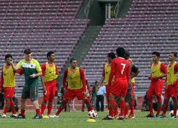 Pelatih timnas senior Indonesia, Wim Rijsbergen (dua kiri), memberikan instruksi kepada para pemain saat berlatih di Lapangan PSSI, Senayan, Jakarta.