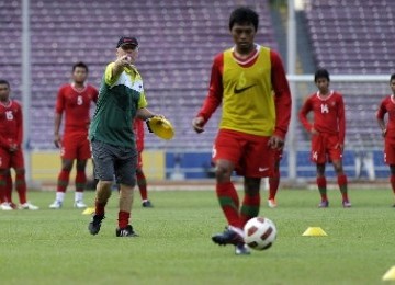 Pelatih timnas senior Indonesia, Wim Rijsbergen, memimpin latihan timnas Pra Piala Dunia 2014 di Stadion Utama Gelora Bung Karno, Senayan, Jakarta.