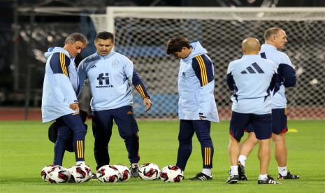 Pelatih Timnas Spanyol, Luis Enrique (kiri), memimpin latihan skuadnya.