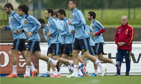  Pelatih timnas Spanyol, Vicente Del Bosque (kanan), mengamati pemainnya yang menjalani sesi latihan di Schruns, Austria, pada beberapa waktu lalu. 