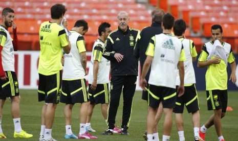 Pelatih Timnas Spanyol, Vicente del Bosque (tengah), memberikan instruksi kepada pemainnya dalam sesi latihan di Stadion RFK, Washington, Amerika Serikat, Kamis (5/6). 