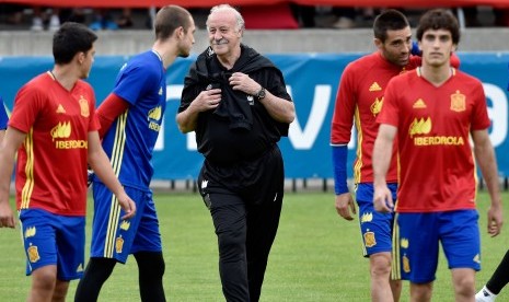 Pelatih Timnas Spanyol, Vicente del Bosque (tengah), memberikan pengarahan kepada para pemainnya dalam latihan di Schruns, Austria, pada 27 Mei 2016. 