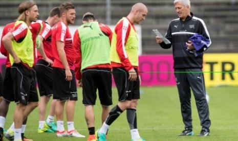 Pelatih Timnas Swiss, Vladimir Petkovic (kanan), bersama para pemain dalam sesi latihan di Lugano, Swiss, pada 30 Mei 2016. 