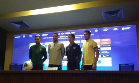 Pelatih timnas Thailand, Akira Nishino (kedua dari kanan) bersama kiper Thailand, Kawin Thammasatchanan (ujung kanan) dalam konferensi pers jelang menghadapi Indonesia di GBK, Jakarta, Senin (9/9). 