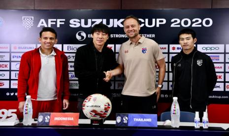 Pelatih timnas Thailand Mano Polking berjabat tangan dengan pelatih Indonesia Shin Tae-yong