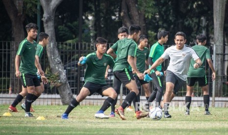 Pelatih Timnas U-16 Bima Sakti (kedua kanan) memimpin sesi latihan di Lapangan ABC Gelora Bung Karno, Senayan, Jakarta, Selasa (17/9/2019).