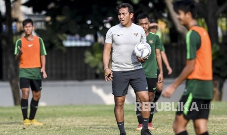 Pelatih Timnas U-16 Bima Sakti (tengah) memberikan instruksi kepada pemain saat latihan. 