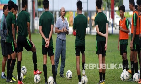 Pelatih Timnas U-18 Fakhri Husaini (tengah) memberikan arahan kepada pemainnya saat latihan di Lapangan Becamex Binh Duong, Vietnam, Kamis (15/8/2019).