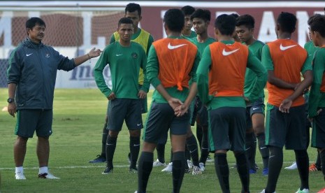 Pelatih Timnas U-19, Indra Sjafri (kiri) memberi instruksi kepada timnya.