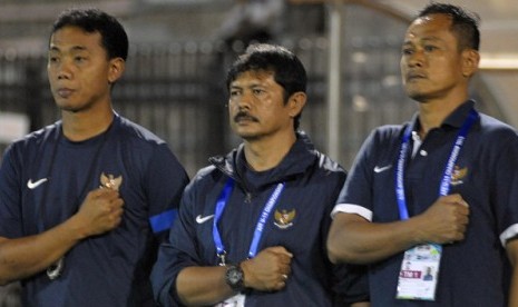 Pelatih Timnas U-19 Indra Sjafri (tengah)