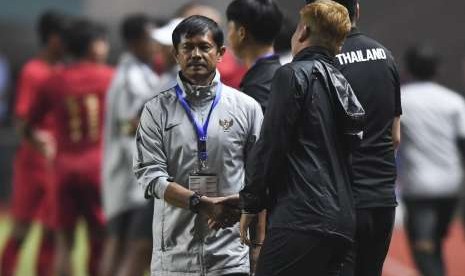 Pelatih Timnas U-19 Indra Sjafrie (kiri) menyalami official Timnas Thailand U-19 seusai pertandingan PSSI 88th U19 International Tournament di Stadion Pakansari, Cibinong, Bogor, Jawa Barat, Minggu (23/9).