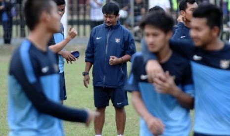  Pelatih Timnas U-19 Indra Sjafrie memimpin sesi latihan di Lapangan ABC, Senayan, Jakarta, Rabu (9/10).