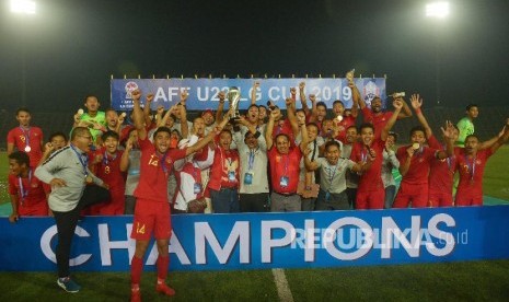 Pelatih Timnas U-22 Indra Sjafri (kedelapan kiri) bersama Menteri Pemuda dan Olah Raga Imam Nahrawi (ketujuh kiri) memegang piala beserta pemain dan Ofisial Timnas Indonesia seusai penganugerahan Piala AFF U-22 2019 di Stadion Nasional Olimpiade Phnom Penh, Kamboja