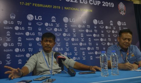 Pelatih Timnas U-22 Indra Sjafri (kiri) didampingi Media Officer AFF, Abdul Rahman (kanan) menjelaskan hasil pertandingan Grup B, Indonesia lawan Myanmar Piala AFF U-22 di Stadion Nasional Olimpiade Phnom Penh, Kamboja, Senin (18/2/2019). 