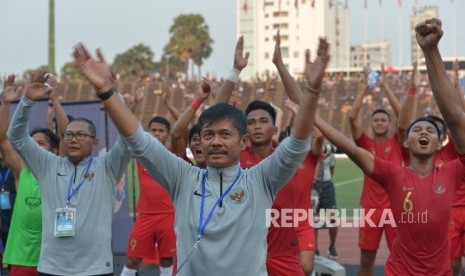 Pelatih Timnas U-22 Indra Sjafri (tengah) bersama tim ofisial Indonesia dan para pemain menyapa para pendukung Timnas Indonesia seusai pertandingan Semi Final Piala AFF U-22 melawan Vietnam di Stadion Nasional Olimpiade Phnom Penh, Kamboja